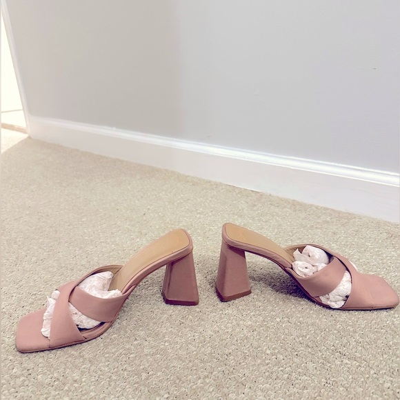 ZARA HEELED CROSSED STRAP BLOCK SANDALS, Size: US 5, Beige Mauve - Picture 3 of 8
